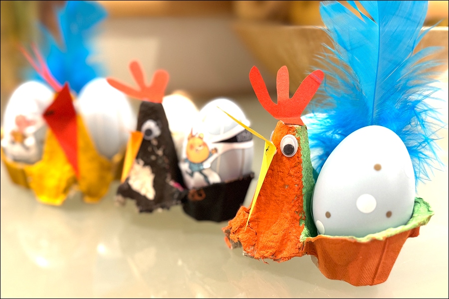 Naredi sam: Kokoške in petelini – stojalo za pirhe 